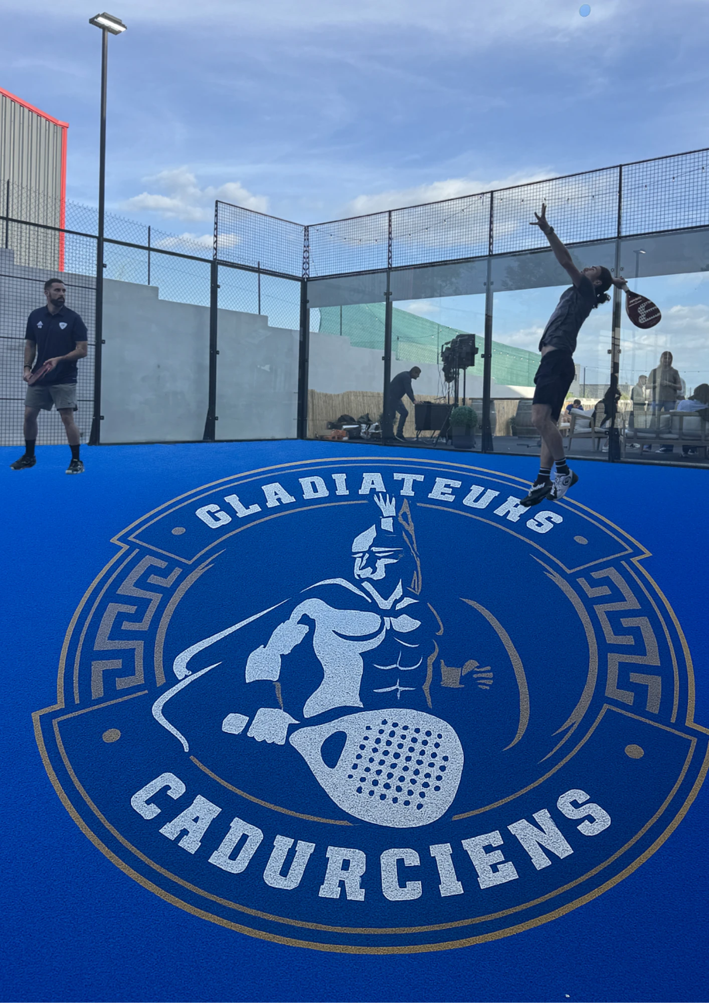 Terrain de padel à l’Arène Cahors avec le logo des Gladiateurs Cadurciens, illustrant la licence FFT et l’adhésion Gladiateur.