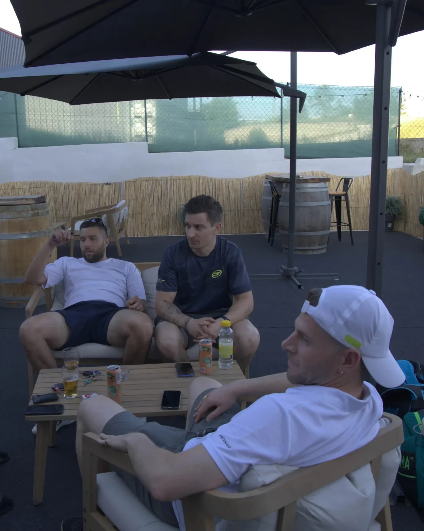 Groupe d’amis partageant un moment convivial autour de bières au bar de l’Arène Cahors.
