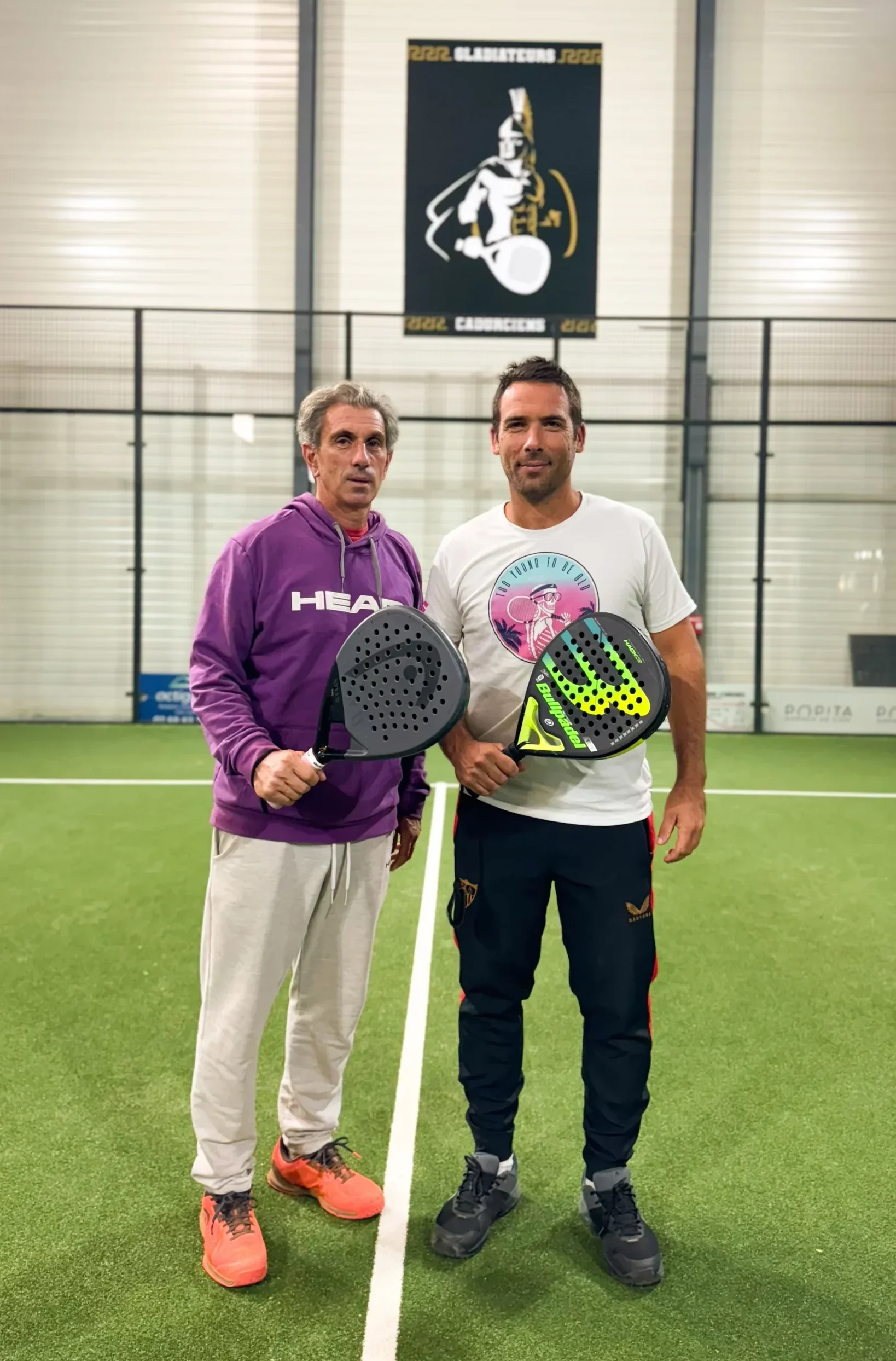 Coachs Pierre et Philippe posant sur un terrain de padel à Cahors.