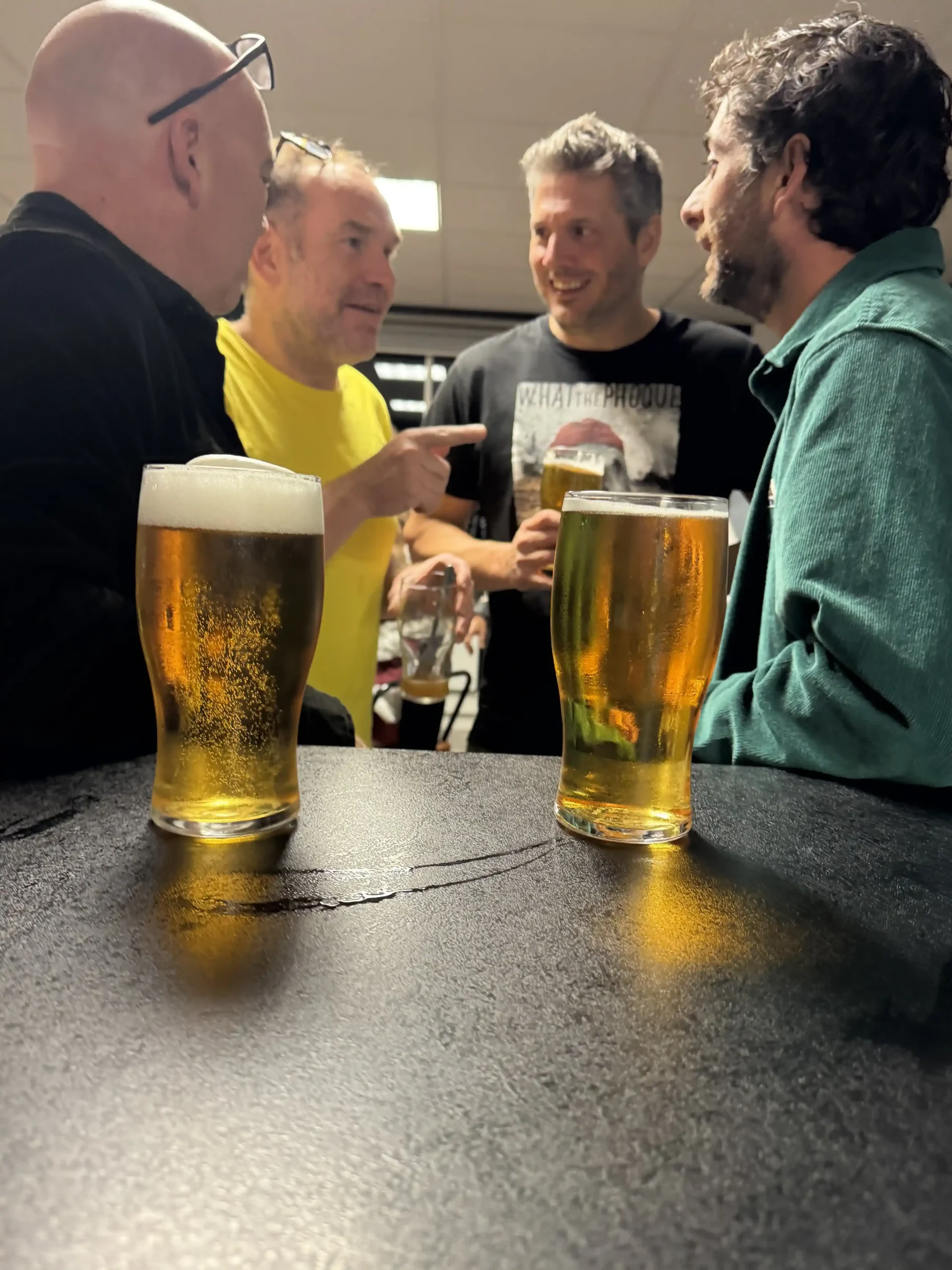 Groupe d’amis partageant un moment convivial autour de bières au bar de l’Arène Cahors.