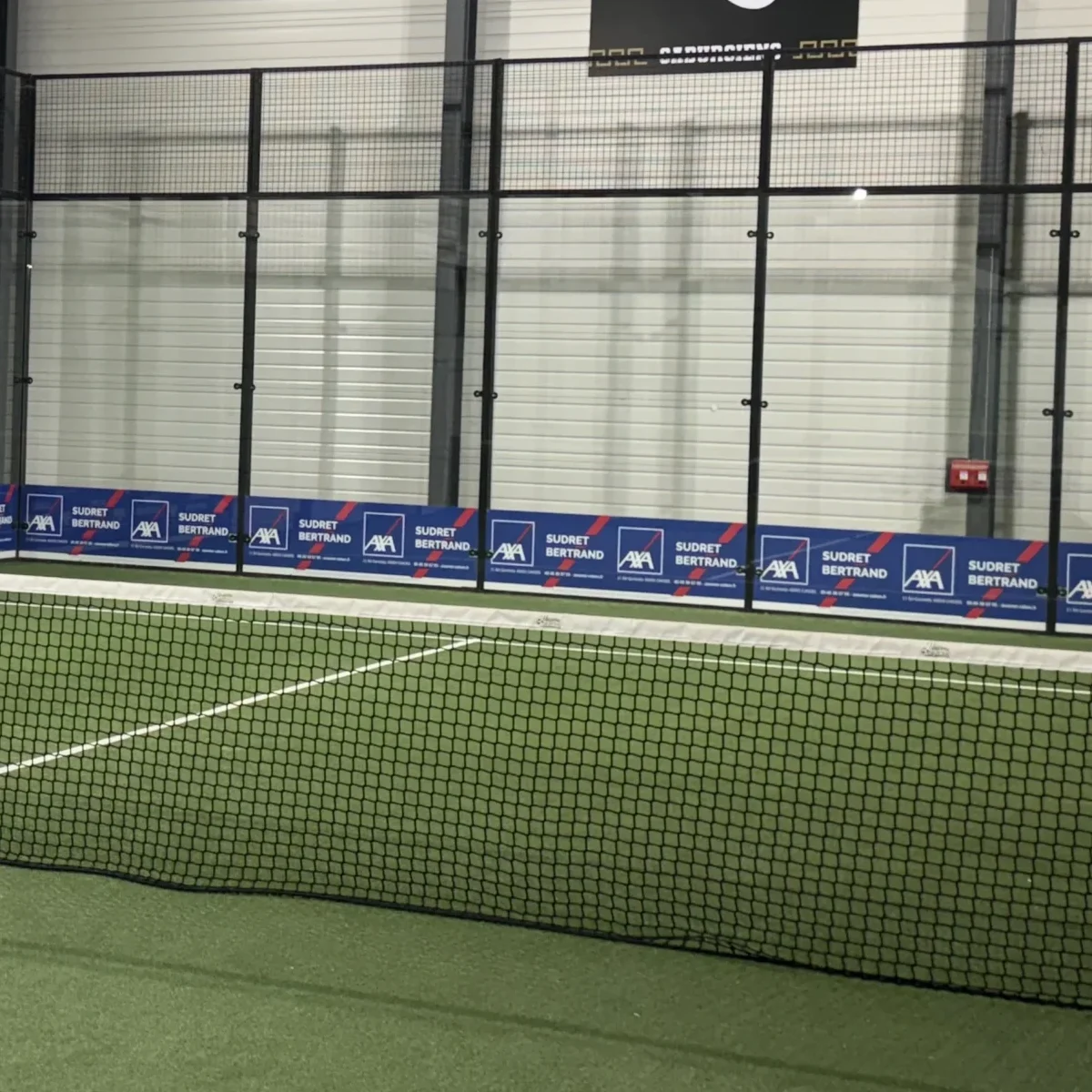 Terrain de padel intérieur n°2 partenaire AXA Sudret Bertrand au complexe L’Arène Cahors.