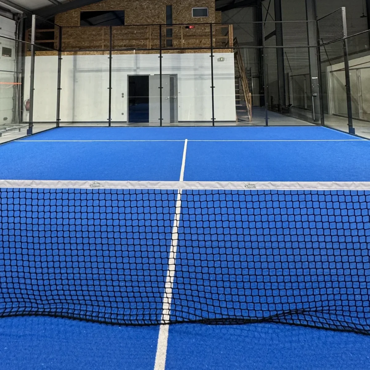 Terrain de padel intérieur n°3 sponsorisé par Lot of Cars au sein de l’Arène Cahors.