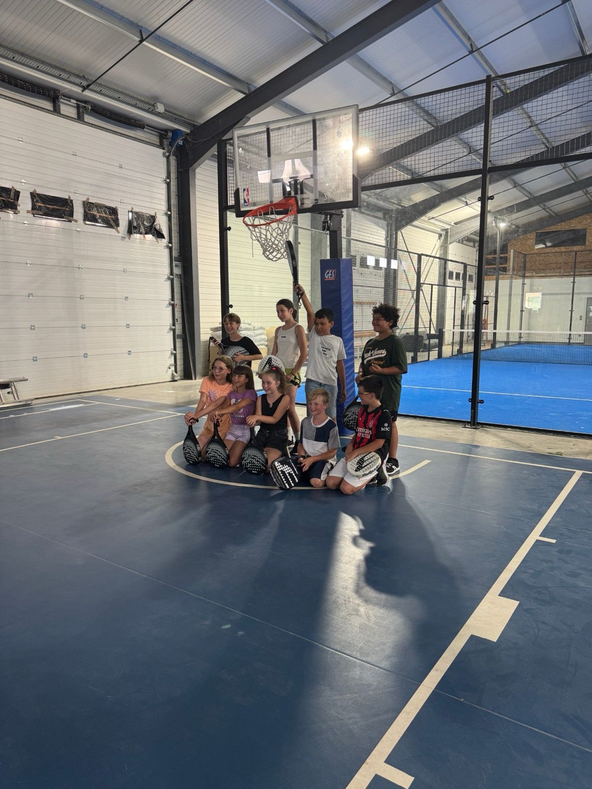 Groupe d'enfants avec leurs raquettes au club