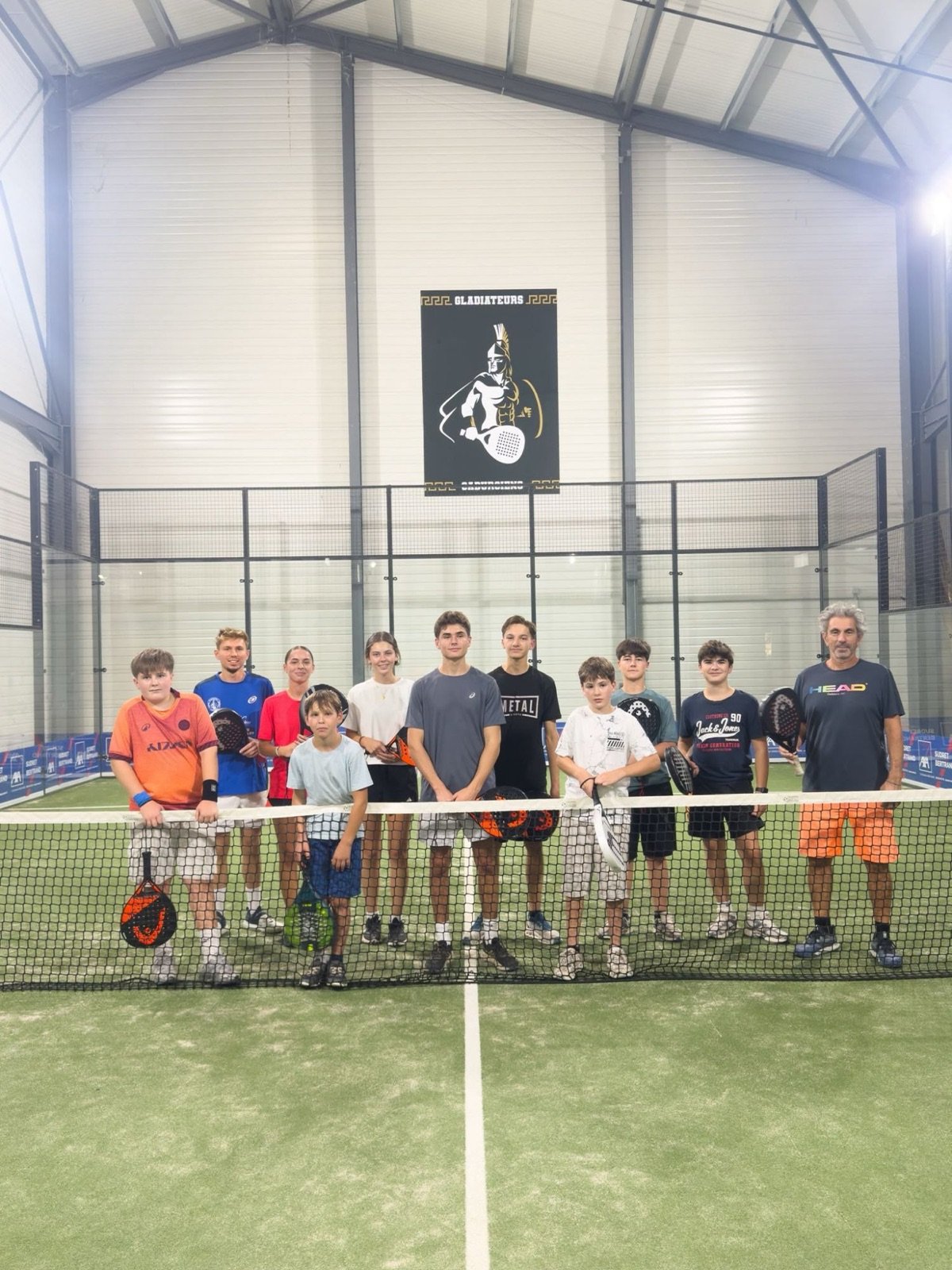 Les jeunes de l'école de padel avec Philippe, au filet