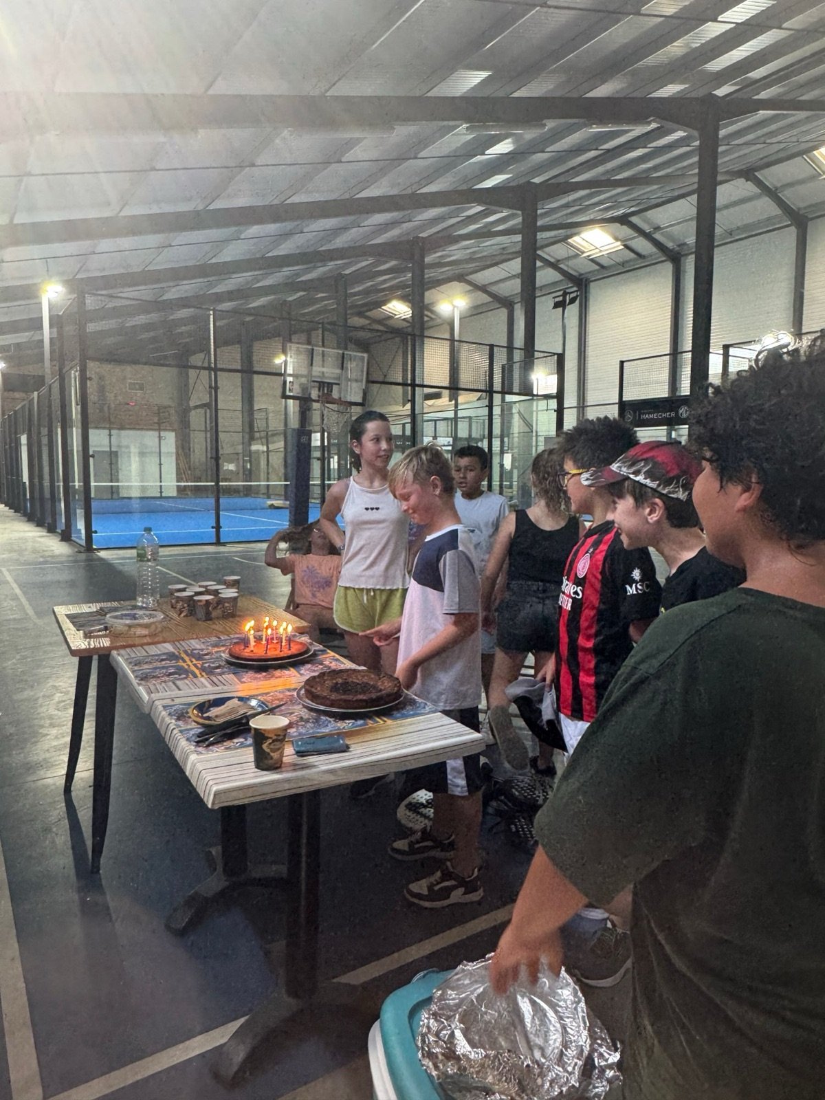 Enfants autour d'un gâteau au club