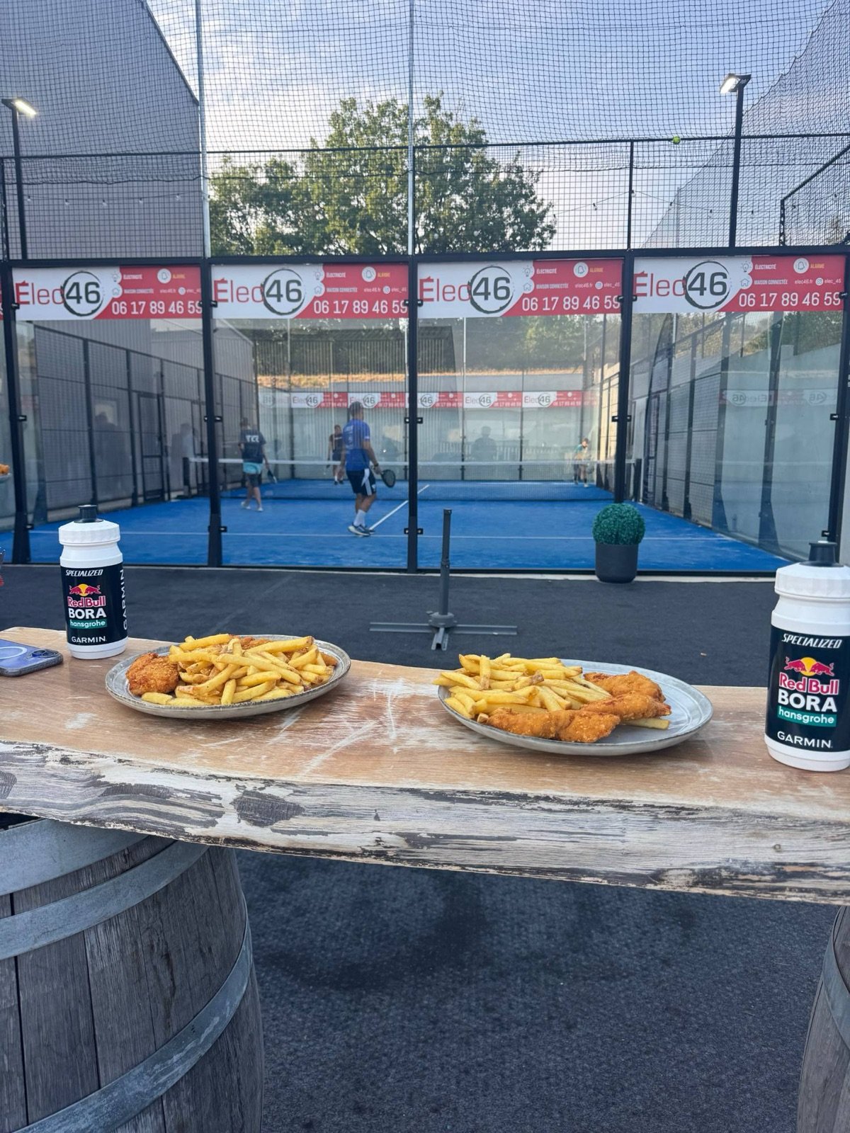Frites et tenders au bord du terrain extérieur