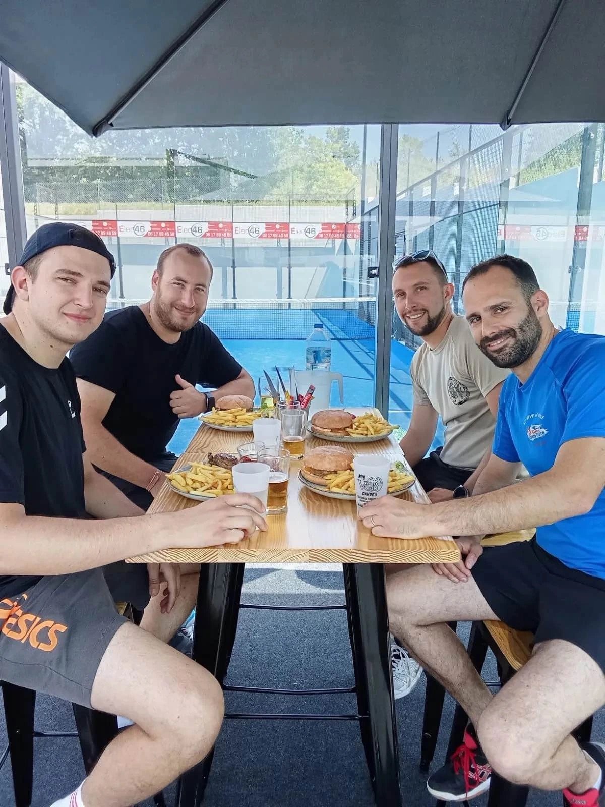 Tablée de joueurs au bar